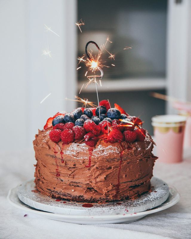 Chocoladetaart met frambozen en bosbessen en een sterretje