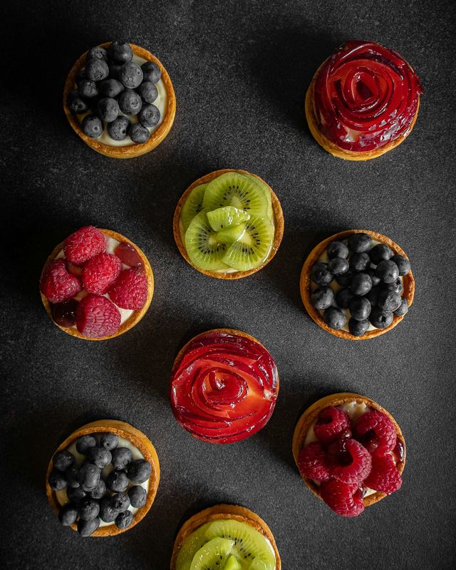 Fruittaartjes met bosbessen, frambozen, kiwi en appel
